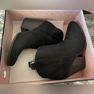 Rebel ankle cowboy booties